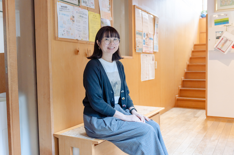 【写真】椅子に座っているえづれさん