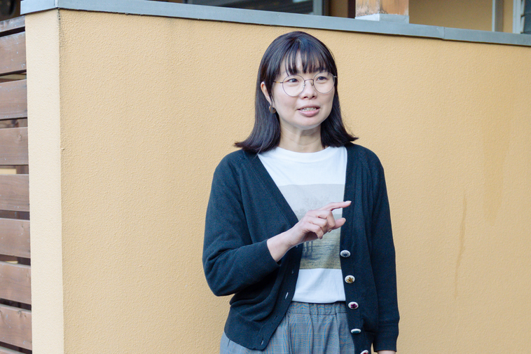 【写真】手振りを添えて説明するえづれさん