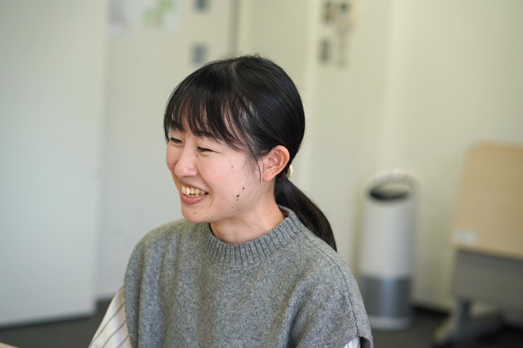 【写真】笑顔で話すあさみさん