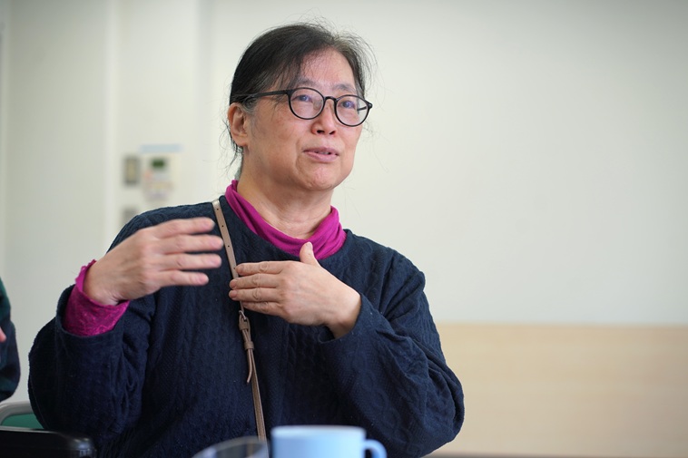 【写真】手振りを交えながら話すみちこさん