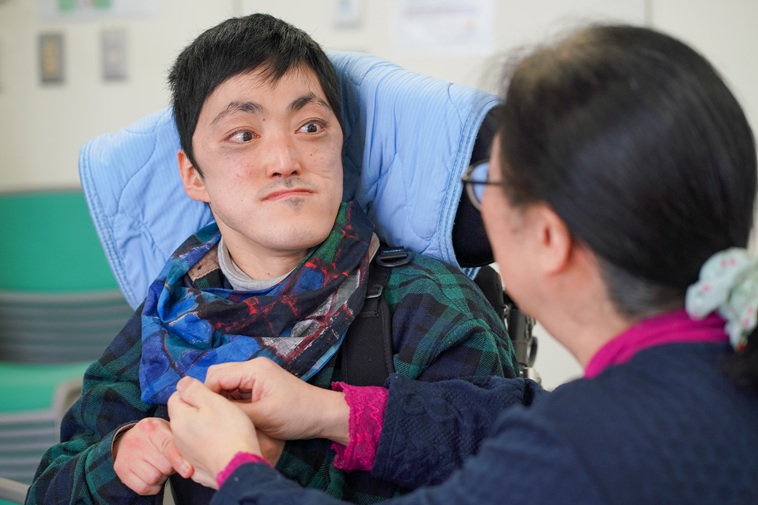【写真】みちこさんの顔を見つめるひでのりさん