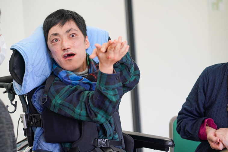 【写真】両手を合わせてこちらへ向けるひでのりさん
