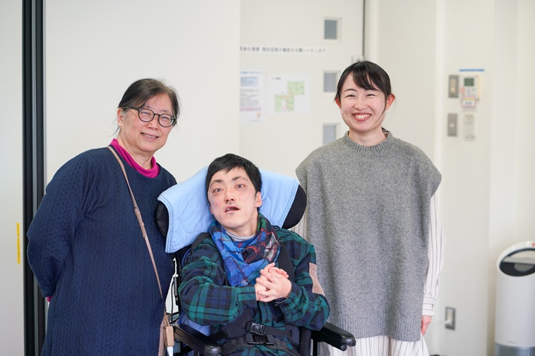 【写真】カメラを見つめて微笑むあさみさん、ひでのりさん、みちこさん
