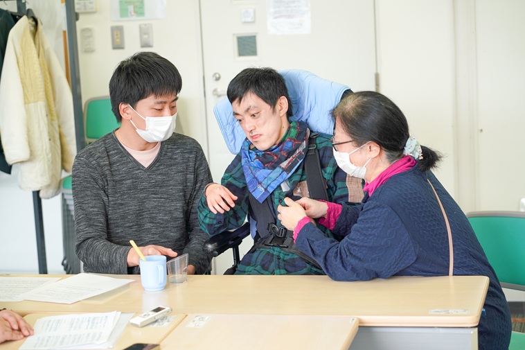 【写真】左から並んで座るヘルパーのなかむらさん、ひでのりさん、みちこさん