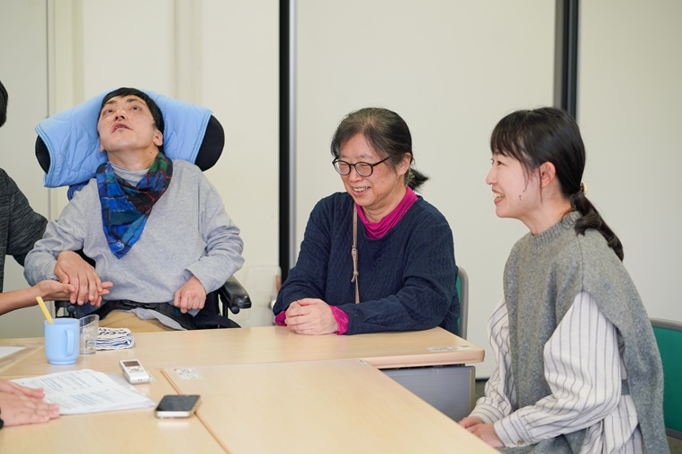 【写真】テーブルを囲むひでのりさん、みちこさん、あさみさん