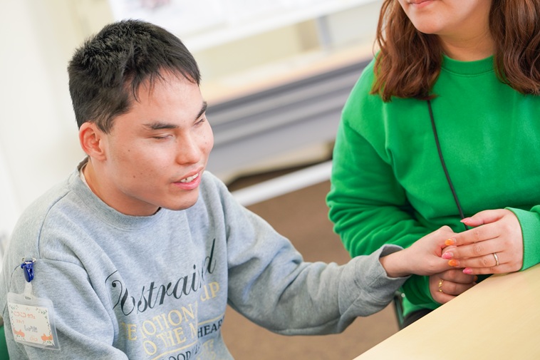 【写真】指談で言葉を紡ぐしょうたさん
