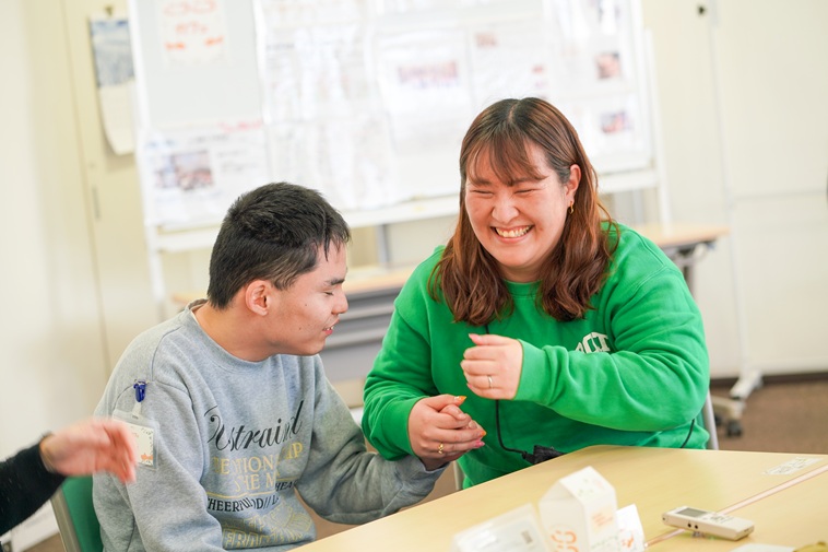 【写真】笑い合うもえこさんとしょうたさん