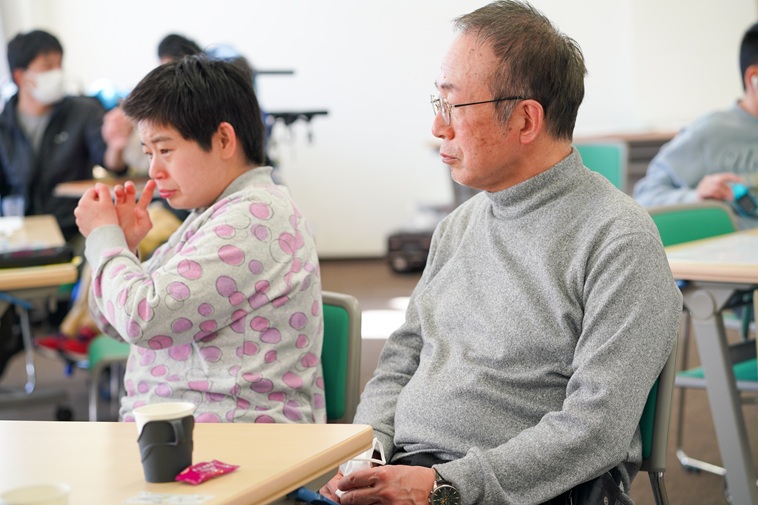 【写真】並んで椅子に座るはるちゃんと、はるちゃんのお父さん