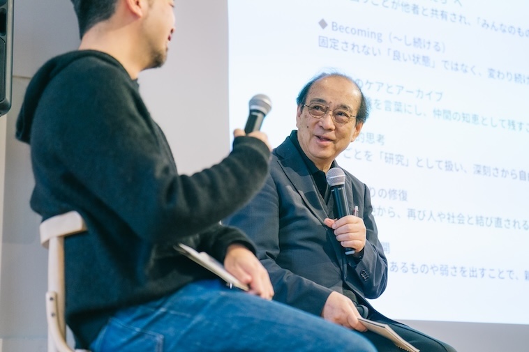 【写真】笑顔で語り合うむかいやちさんとドミニクさん