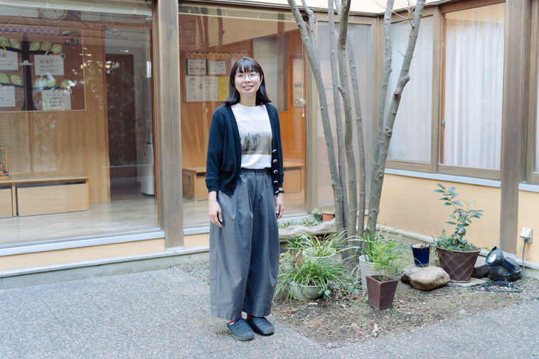 【写真】中庭のような場所で笑顔を向けているえづれさん
