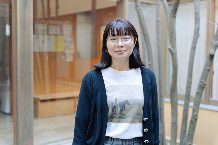【写真】笑顔でカメラを見ているえづれさん