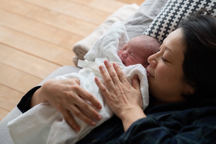 【写真】生まれたばかりの新生児を抱くお母さん