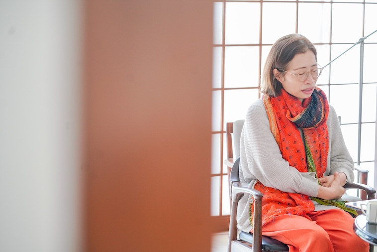 【写真】視線を下に向けて話すさのさん