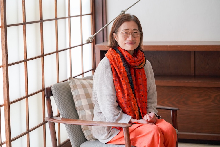 【画像】椅子に座って微笑むさのさん