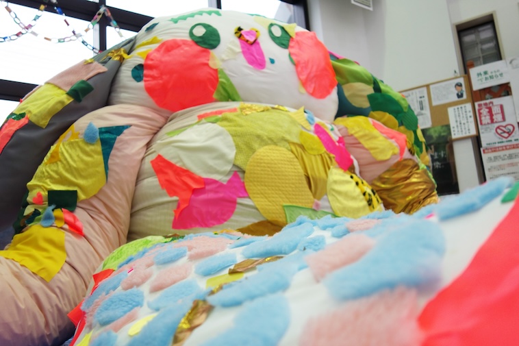 【写真】黄色、オレンジ、緑、水色、ピンクなどさまざまな色の布で作られた大きなぬいぐるみ