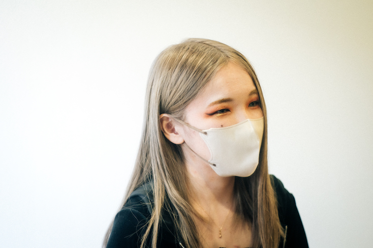 【写真】マスク越しに優しい笑みを浮かべている様子のさうみさん