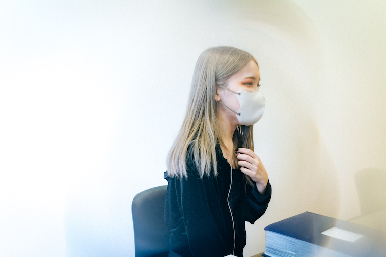 【写真】左手を胸に当てて話すさうみさん