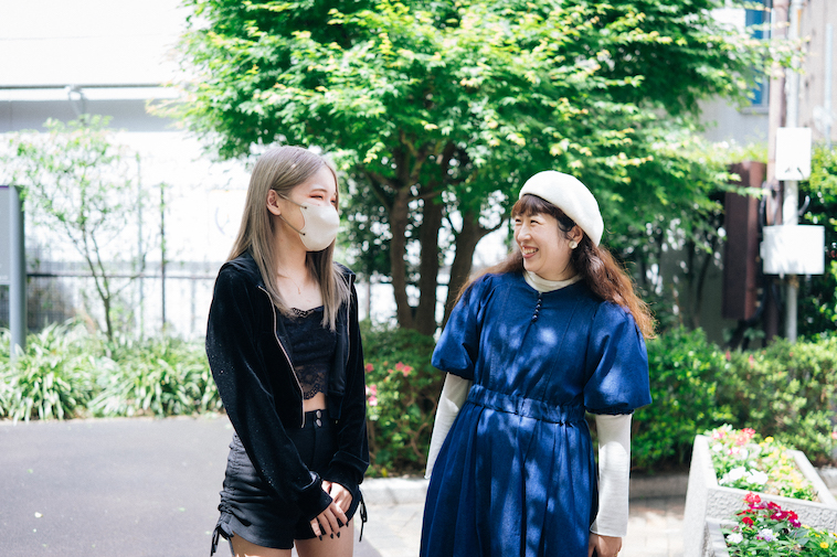 【写真】談笑するライターの福井尚子とさうみさん