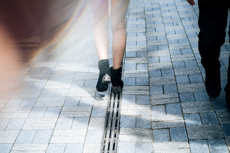 【写真】街中を歩いているさうみさん