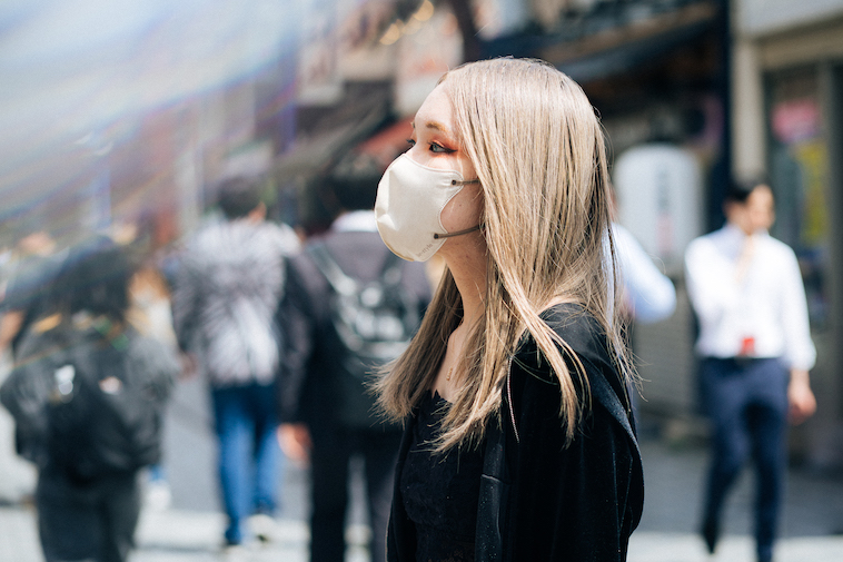 【写真】マスクをつけて街角に立つさうみさんの横顔