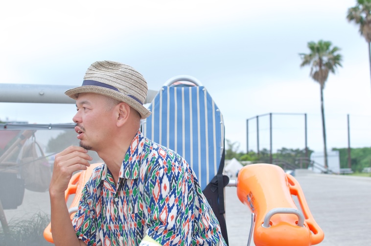【写真】顎に手を添えて話すにしださん