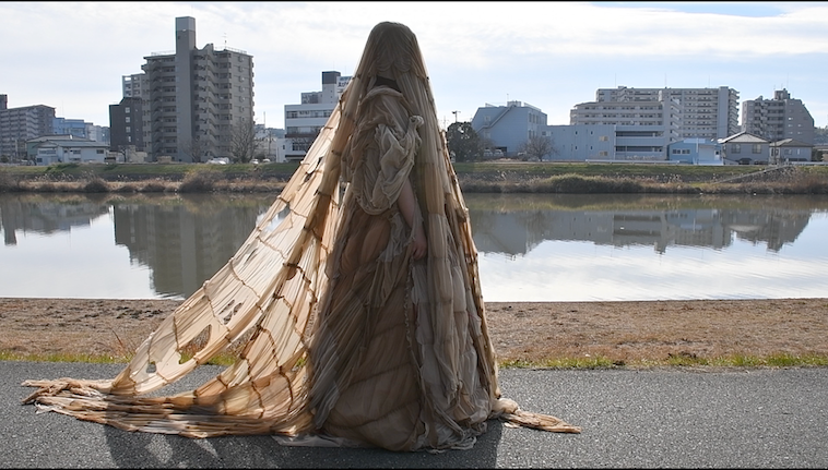【写真】地面につくほど長くつなげられたパンティストッキングで作られているウェディングドレス