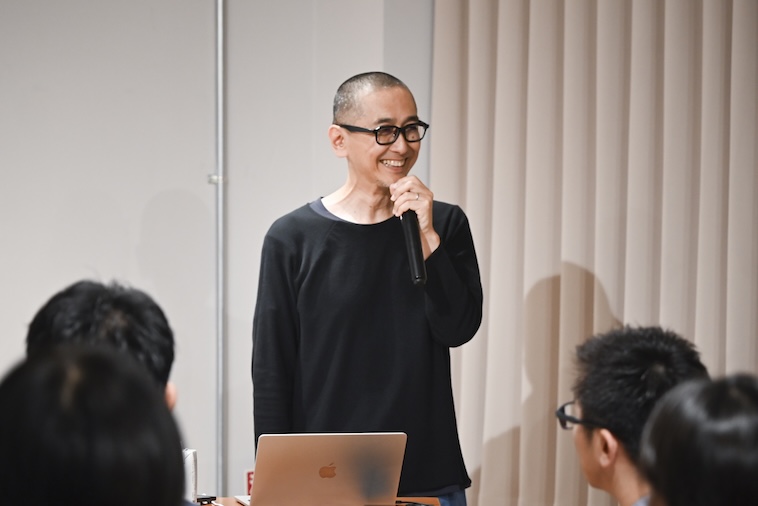 【写真】マイクを持ち、笑顔で話すにしむらさん