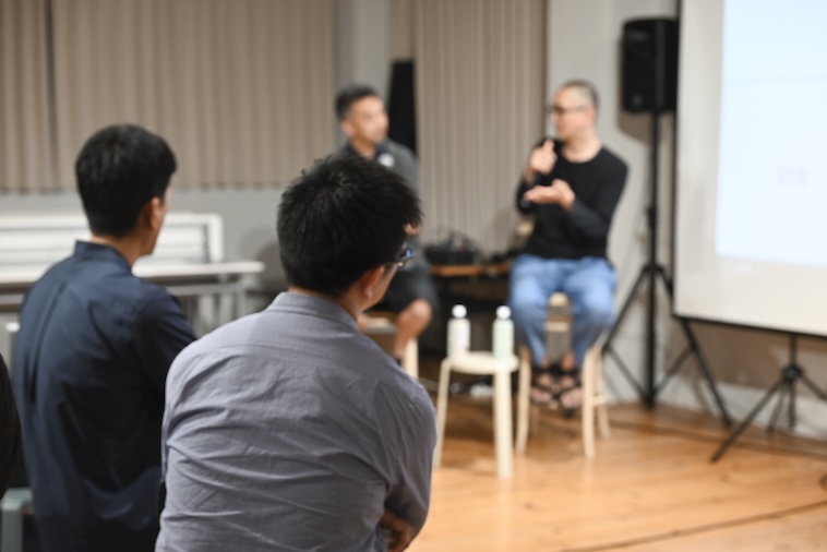 【写真】ドミニクさんとにしむらさんに体を向けて話を聞いている参加者