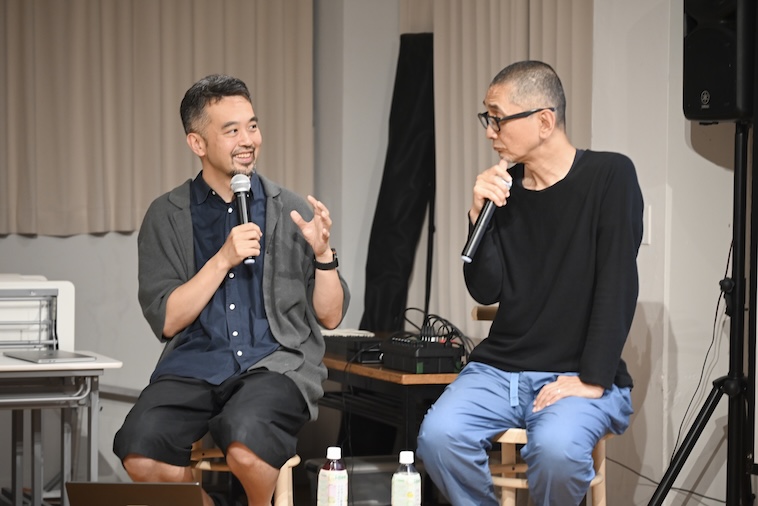 【写真】にしむらさんと目を合わせながら話すドミニクさん