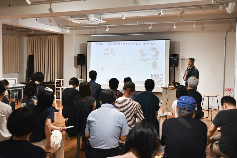 【写真】会場に集まった人たちに向かって話すドミニクさん